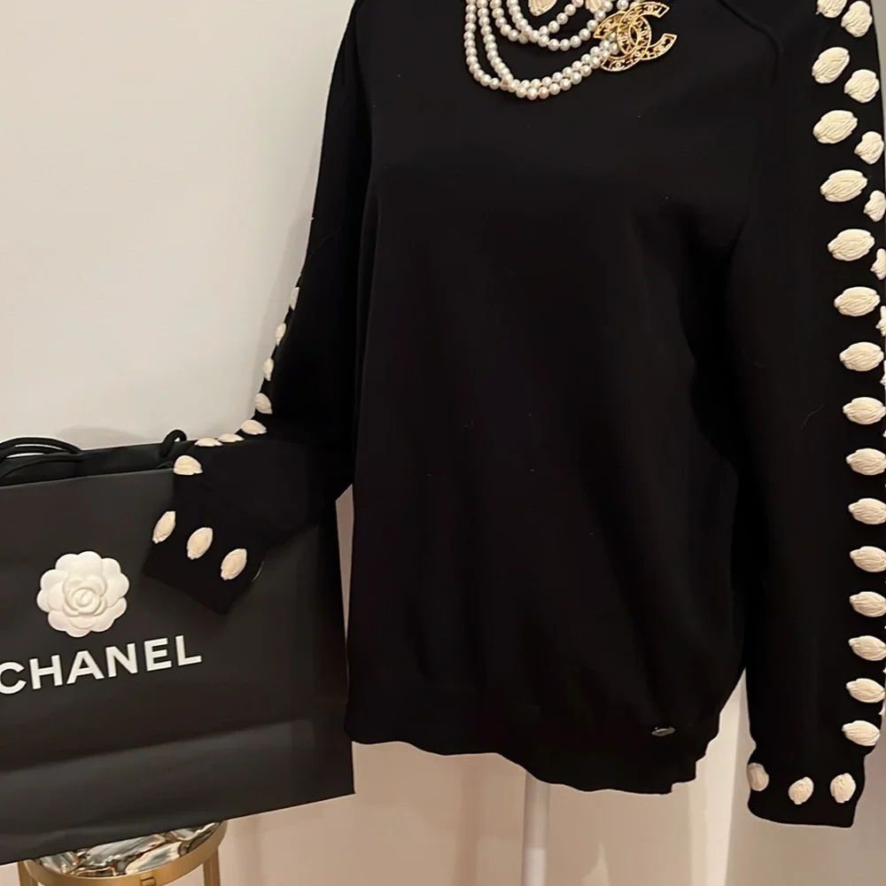 CHANEL BLACK SWEATER with White Camilla Flowers Size 40 - Picture 3 of 11